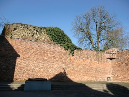 Xanten : Im Bereich der Stiftsimmunität liegt die ehem. Bischofsburg, von der heute nur noch wenige Mauerreste erhalten sind. 